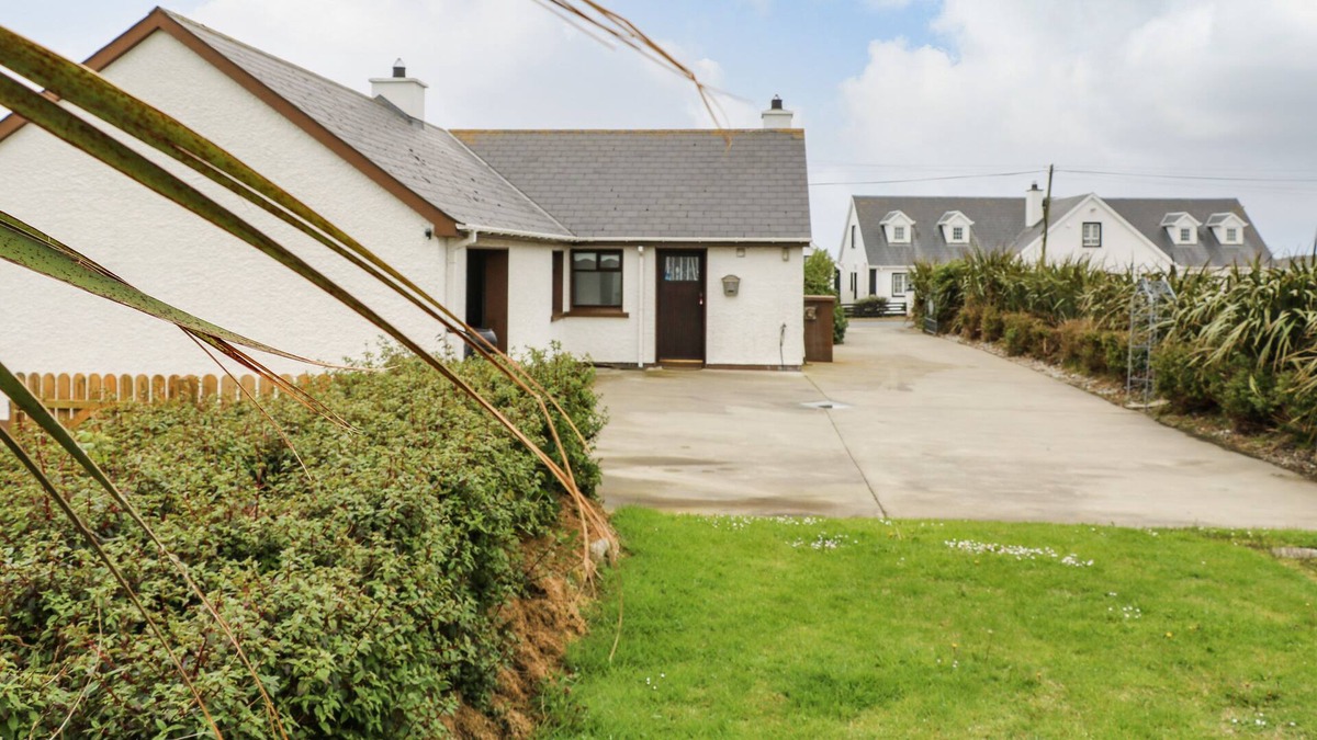 Malin Cottage | SPARKLING WATERS, pet friendly in Ballygorman, County Donegal