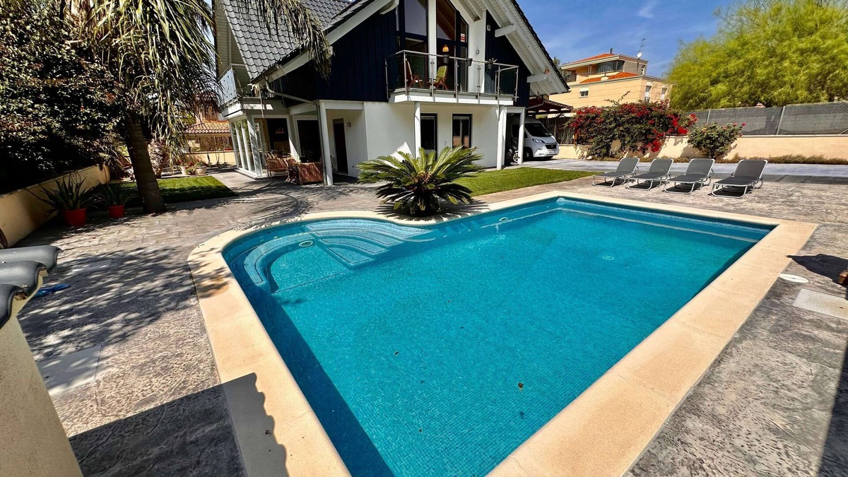 Vilanova I la Geltru House | sparrow villa in residential area by hlclub agency