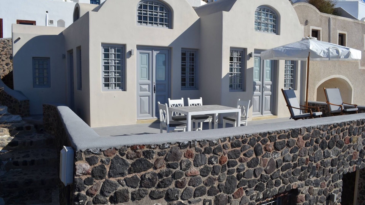 Imerovigli Villa | Spatious 2 Bedroom Villa On the Caldera in Imerovigli