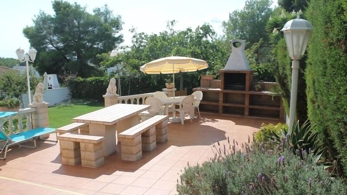 El Vendrell House | Spatious ground-floor in a two-flats house with terrace, barbecue and garden.