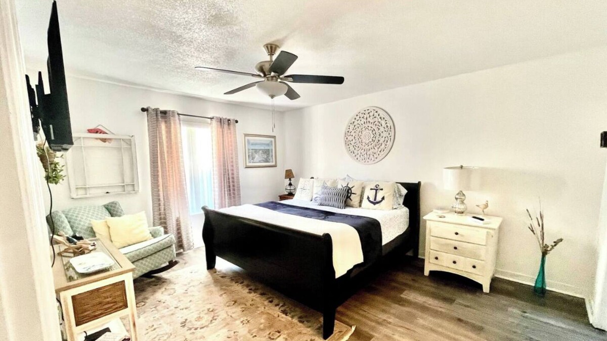 Florida Shores House | SPECIAL PRICE! Large Comfy Stay Pets Welcome w/Parking Trailers/Bikes/Boats