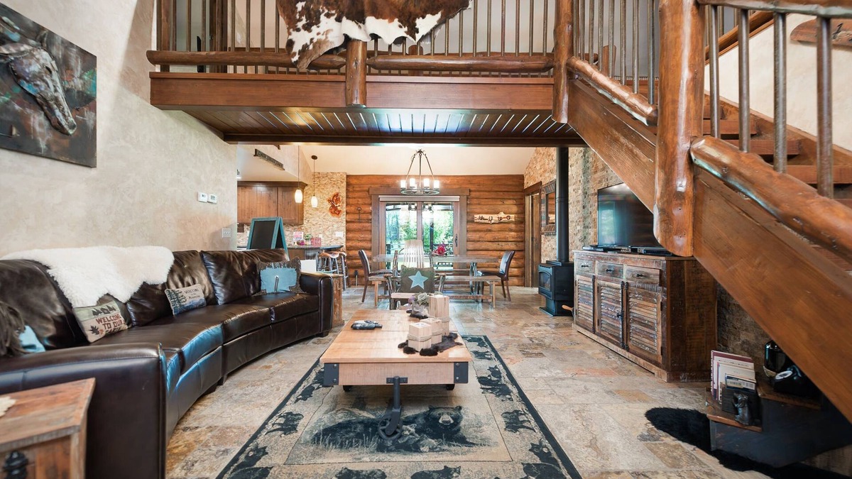 Manhattan Cabin | SPECIAL RATES Pet Friendly Log Cabin, Sleeps 8, Hot Tub, Fishing & Skiing Galore