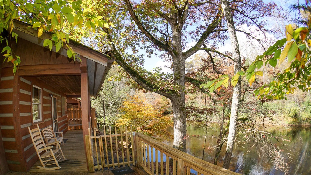 Cherokee Cabin | SPECIAL *Sept. 13th- Oct. 4th 20% off* Ol'Smoky Log Cabin on the River Unit 6