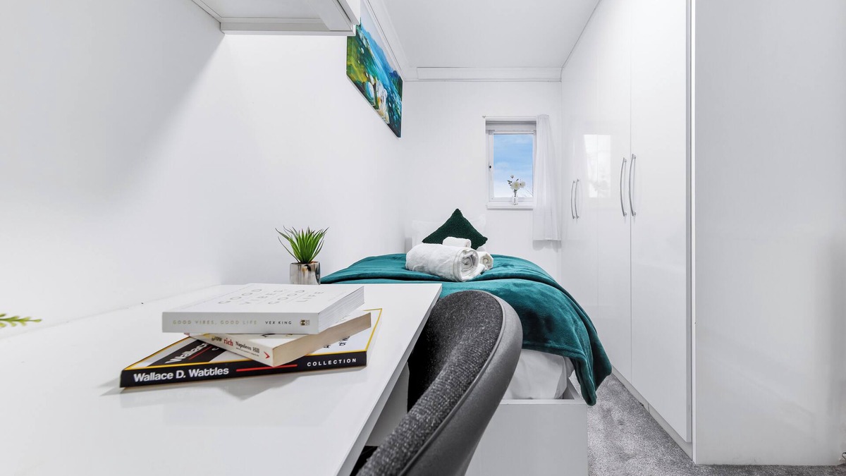 Bumble's Green House | Specious 4 bedroom home/Garden/Free Private Parking/Near Central London!