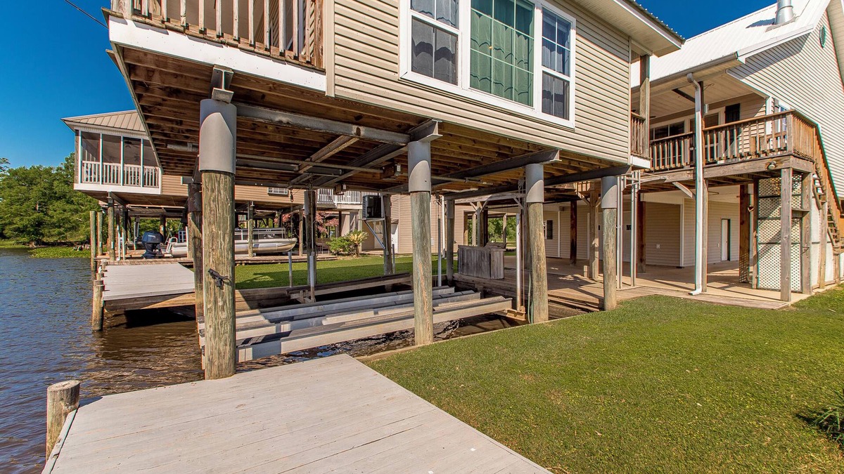 Springfield House | Specious Waterfront home on the Tickfaw River