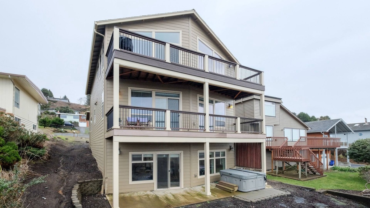 Roads End House | Spectacular 180 View in Roads End with Hot Tub