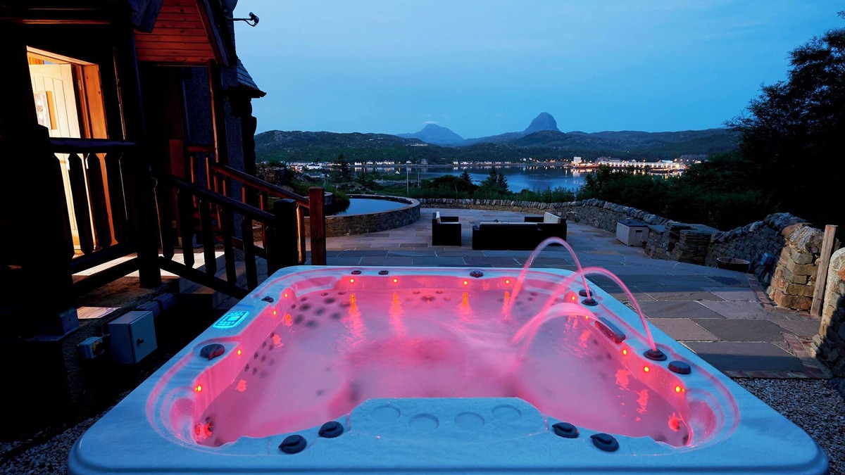 Lochinver Cabin | Spectacular 3-bedroom lodge with hot tub, sauna and stunning views in Lochinver