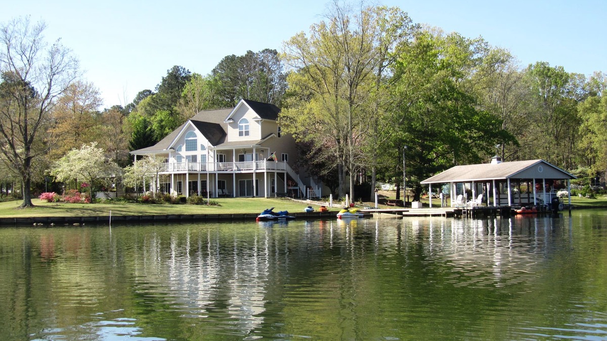 Henrico House | Spectacular 5 Bedroom Lake Gaston Home on Large Sheltered Cove