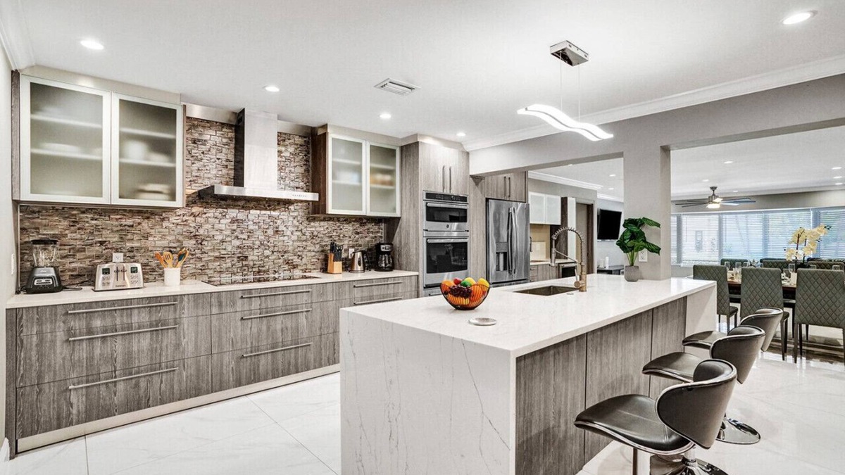 South Lake Villa | Spectacular 5BR/5BA Villa in Hollywood Lakes