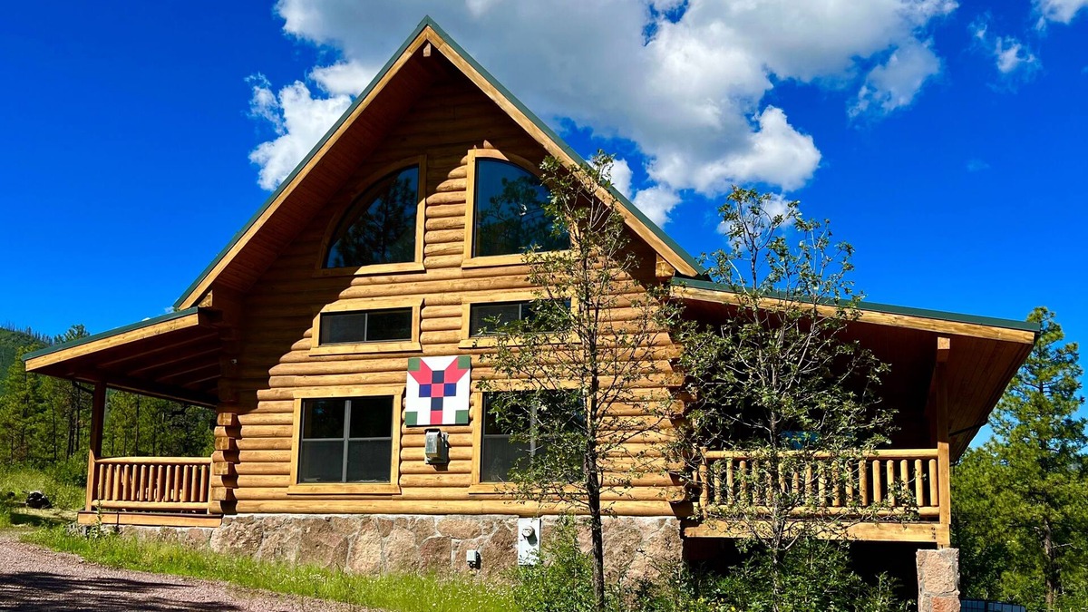 Alpine Cabin | Spectacular 6 bedroom cabin surrounded by pines and meadow views in Alpine, Az