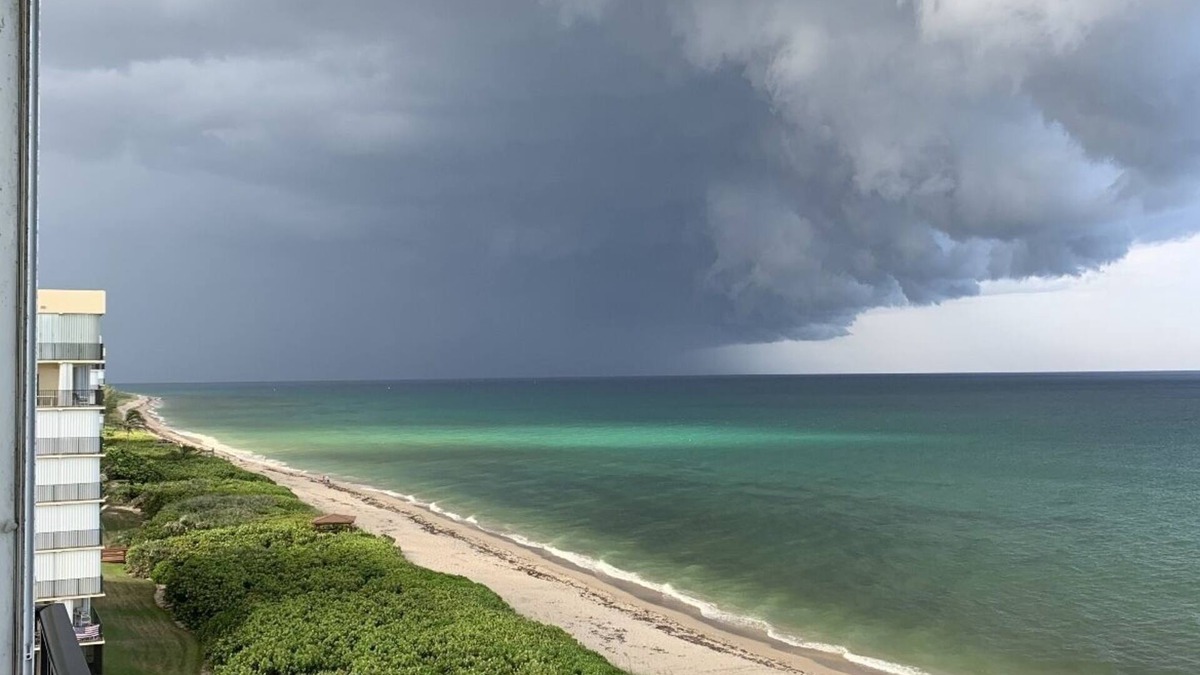 Hutchinson Island South Condo | Spectacular 7th floor condo on the beach, south east Corner unit
