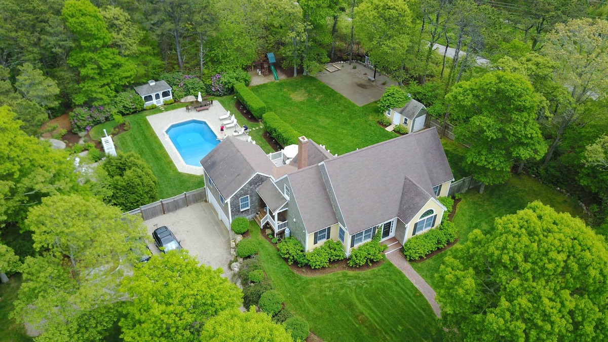 Brewster House | Spectacular Coastal Living w salt water pool, close to beach & air conditioned