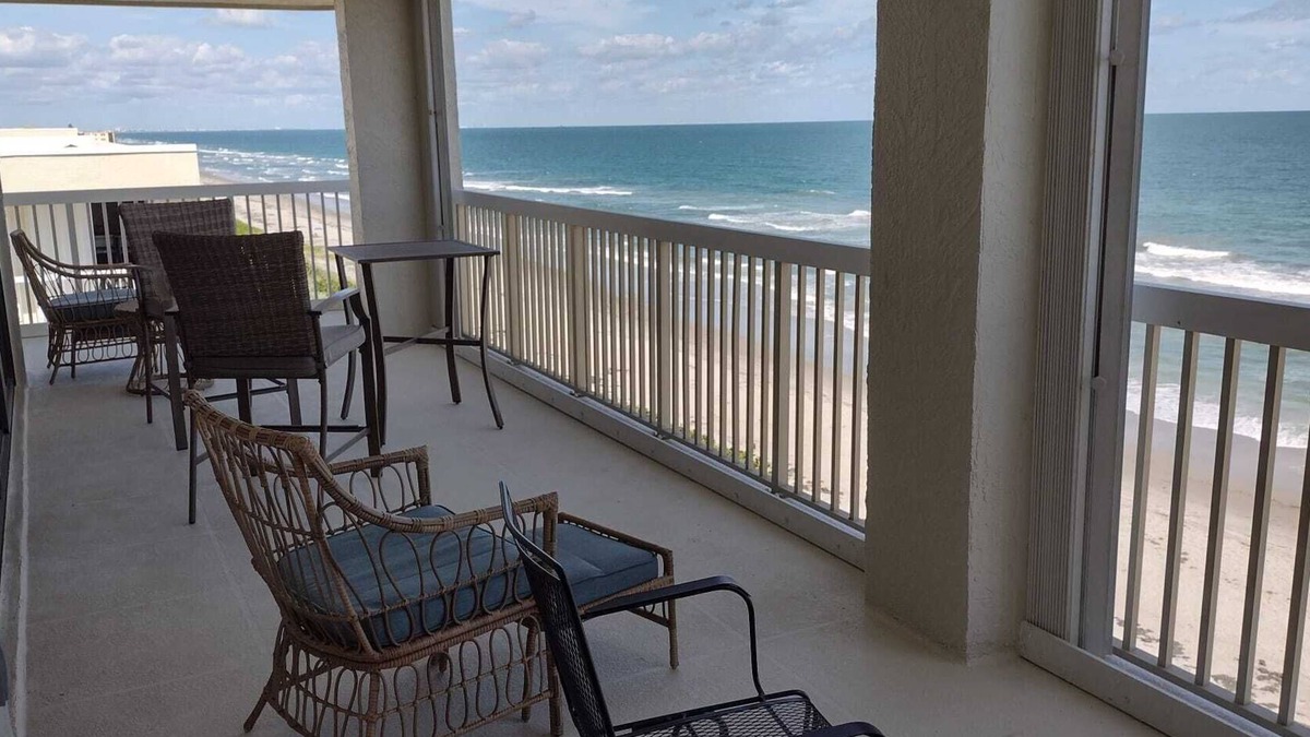 South Patrick Shores Condo | Spectacular direct oceanfront penthouse, corner unit