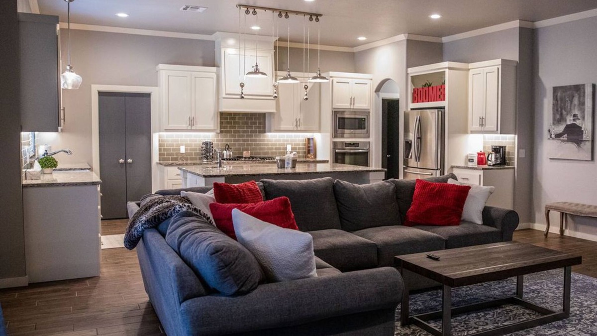 Norman House | Spectacular home near OU campus, museums, baseball, soccer, tennis, and arena.