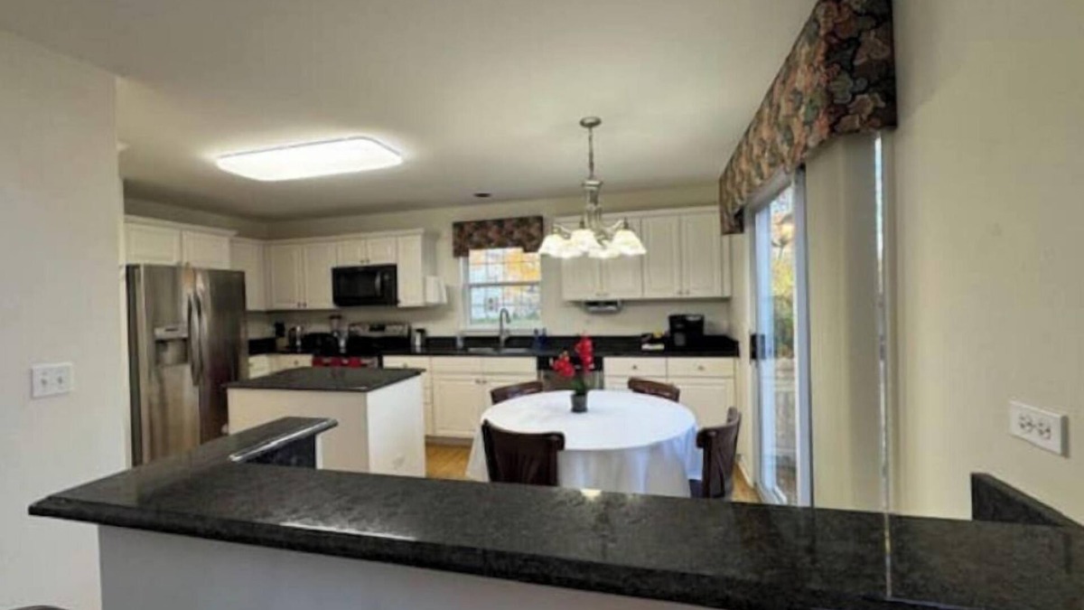 Crystal Lake House | Spectacular Home, pool table,6 TVs,King/Queen beds