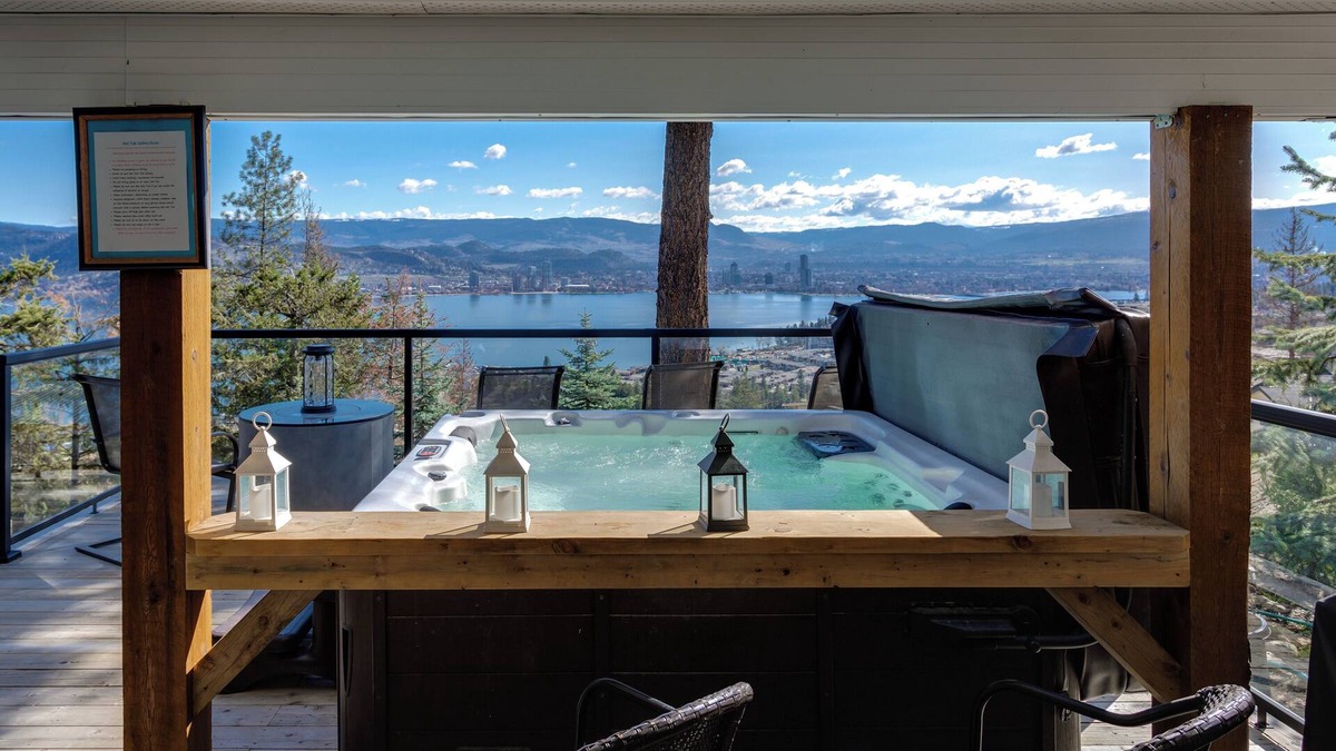 West Kelowna Estates House | Spectacular Lake & Mountain Views, Hot Tub & near Wineries, minutes to Kelowna!