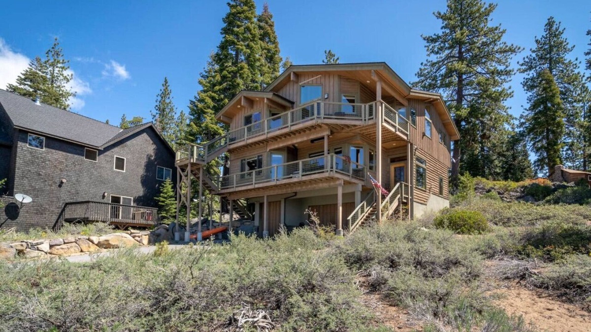 Tahoe Vista House | Spectacular Luxury Home near the beach!