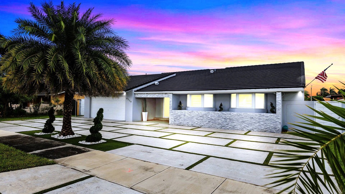 Westchester Villa | Spectacular Miami, 12 Miles from Downtown/GameRoom/Heated P