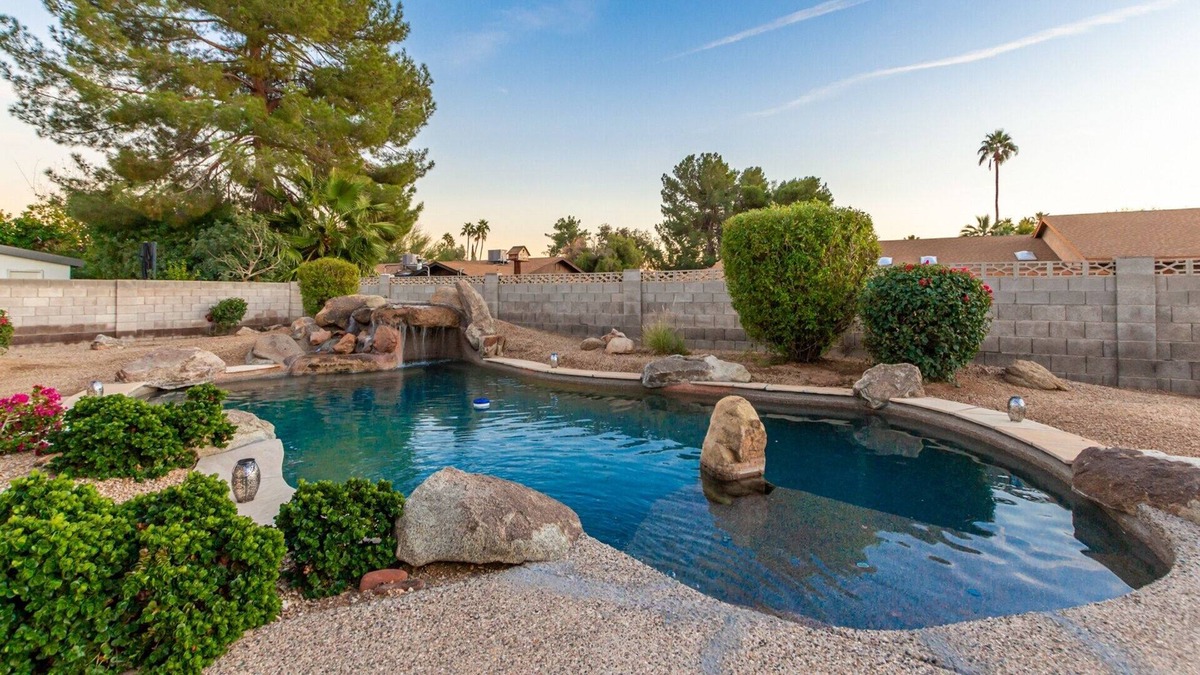 North Mountain House | Spectacular Moon Valley! 4 Bedroom With 3 King Beds! Heated Pool! Sleeps 10! 4 Home by Redawning
