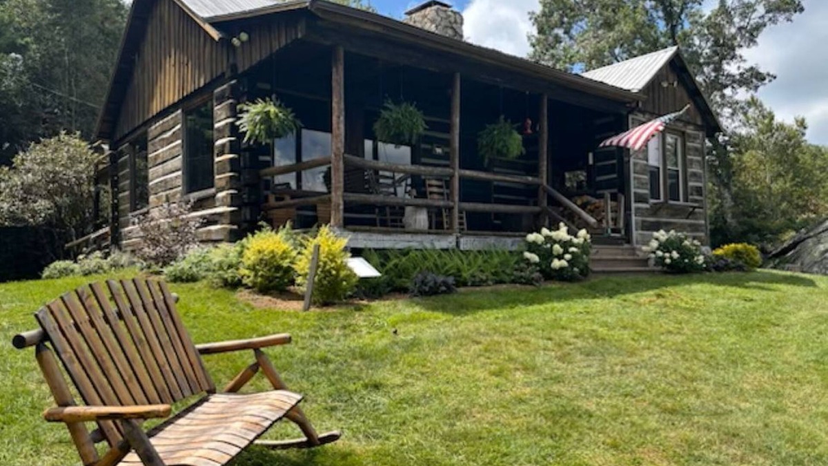 Independence Cabin | Spectacular mountain views at 4000 ft from a secluded log cabin