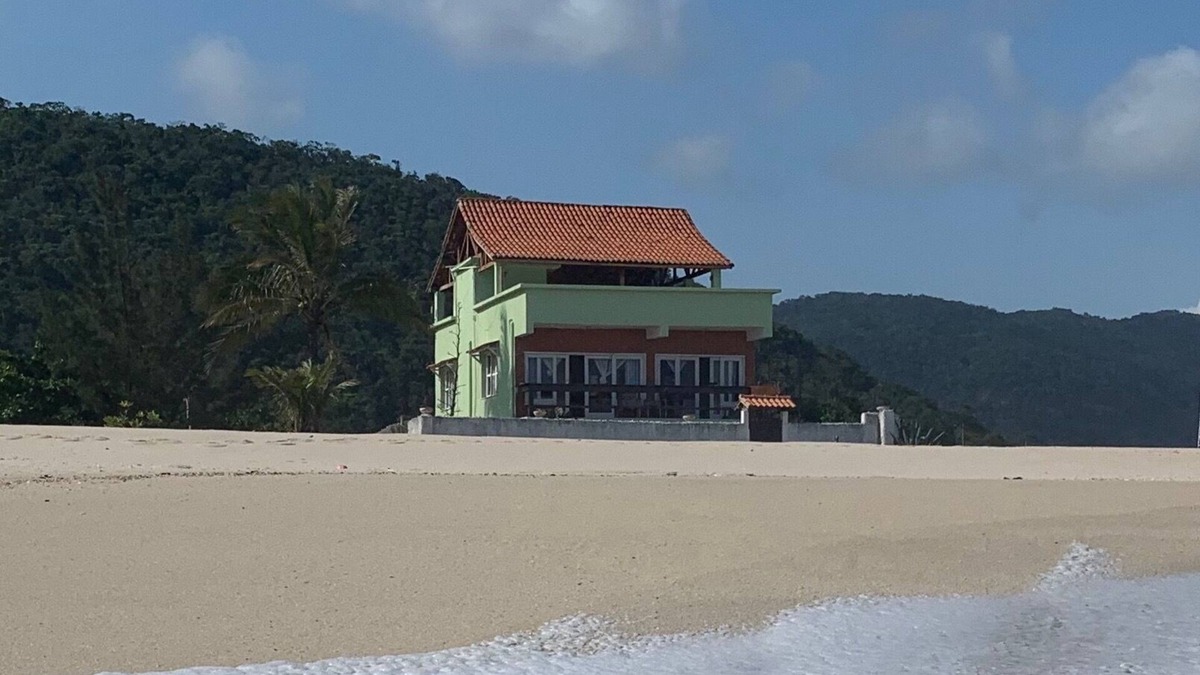 Itaipuacu Villa | Spectacular ocean front property on a quiet beach one hour from Rio with pool