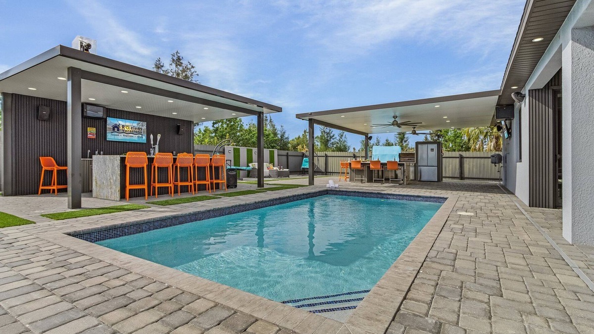 Mariner House | SPECTACULAR! Pool Table, Heated Saltwater Pool, Amazing Spaces- Life Retreat Villa - Roelens