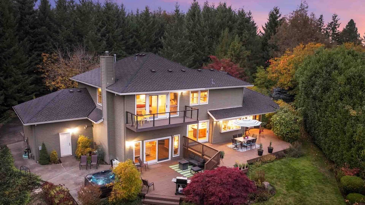 Beaverton House | Spectacular Private Retreat on Five Acres, Huge Deck, Hot Tub w/Views, Game Room, Close to Portland
