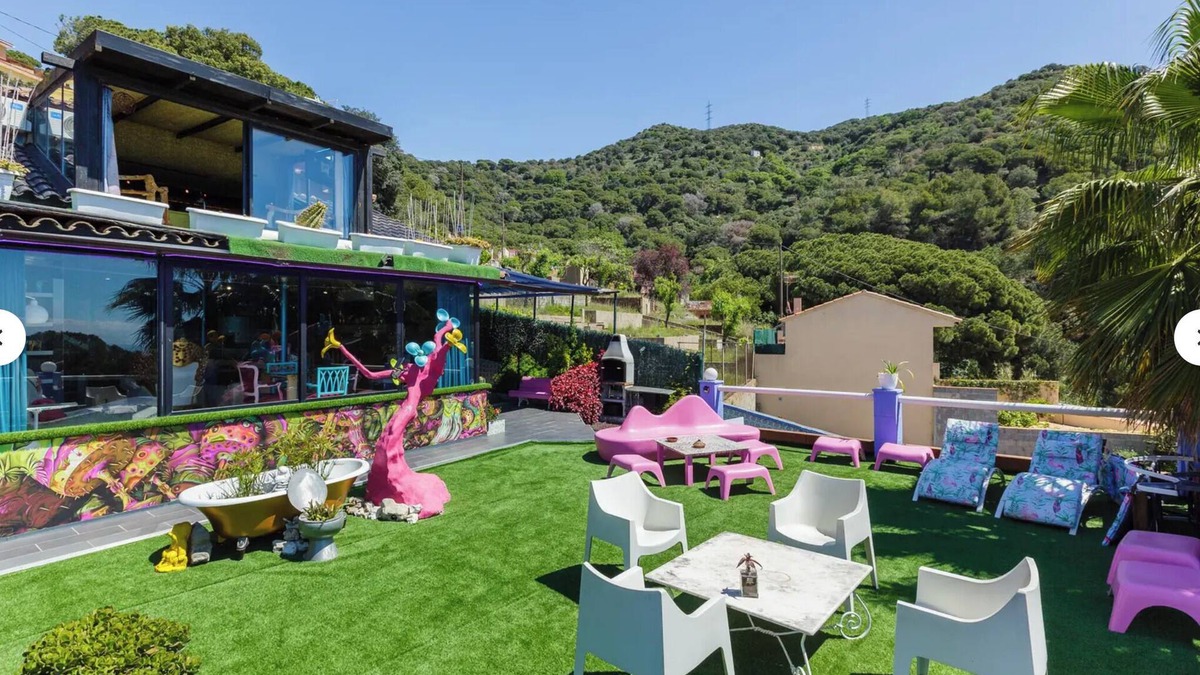 Teia House | Spectacular sea and mountain views in a house designed by an artist
