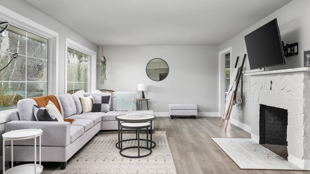 Cedar Hills House | Spectacular Single Level Estate, Pet Friendly, Huge Fully Fenced Backyard, Covered Patio, Game Room