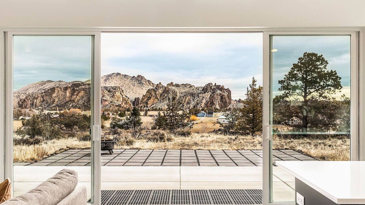 Terrebonne House | Spectacular Smith Rock Views on Property - Quiet and Modern w/King Beds