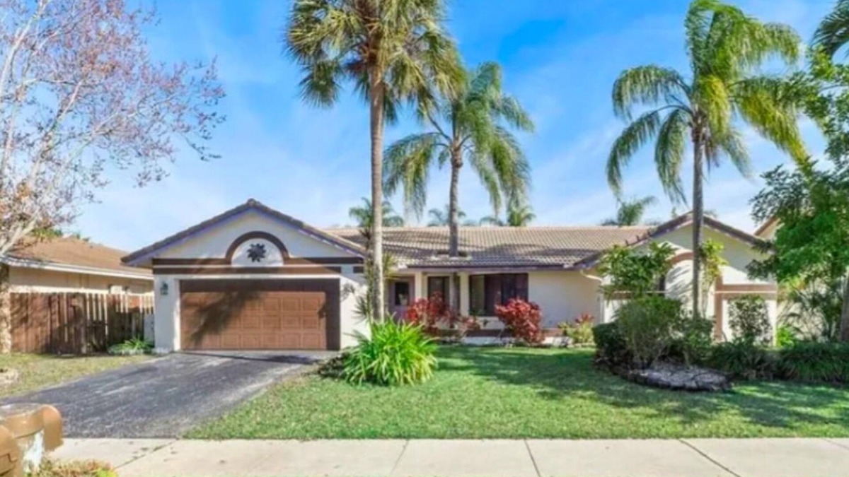 Margate House | Spectacular stylish 4-bedroom home with pool, large screened patio, lake view.