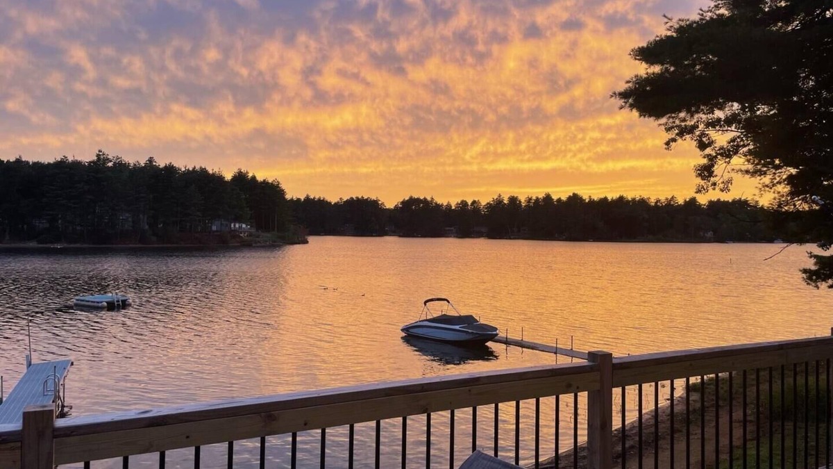 Lochmere House | Spectacular Sunsets on Silver Lake