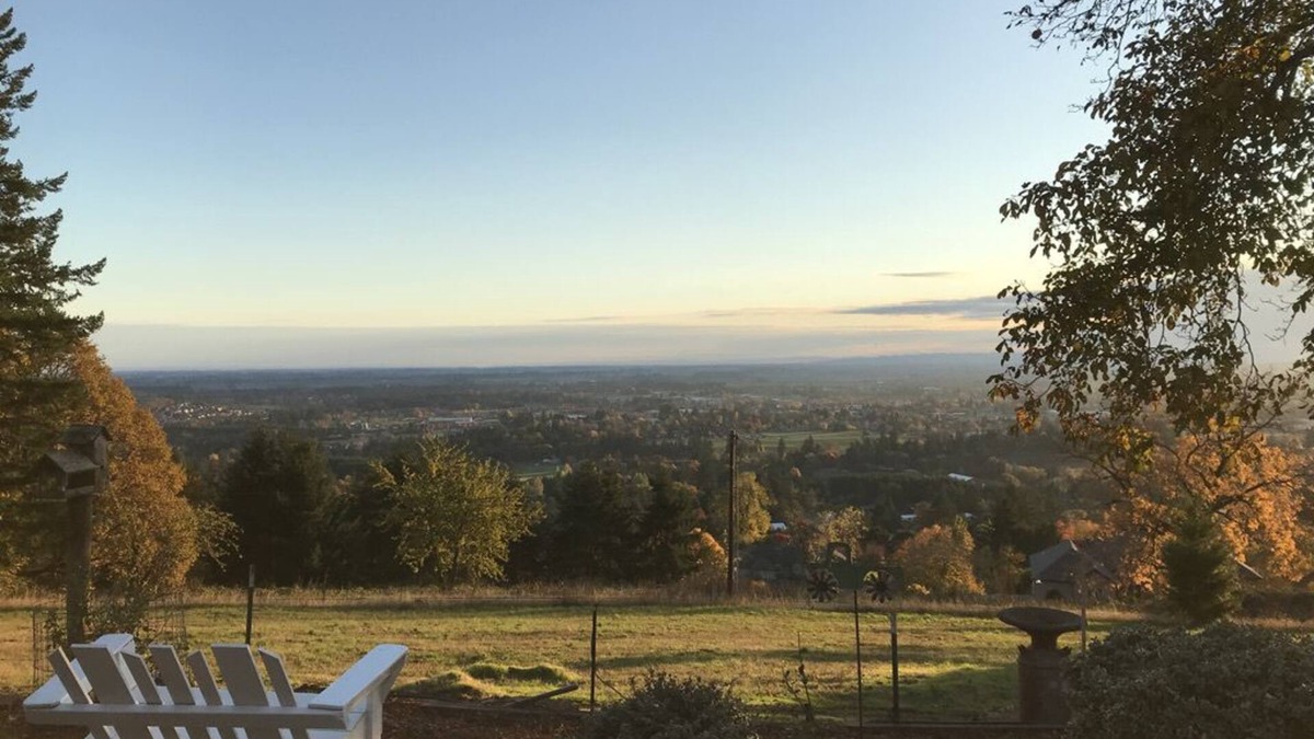 Newberg House | Spectacular Valley View in Wine Country