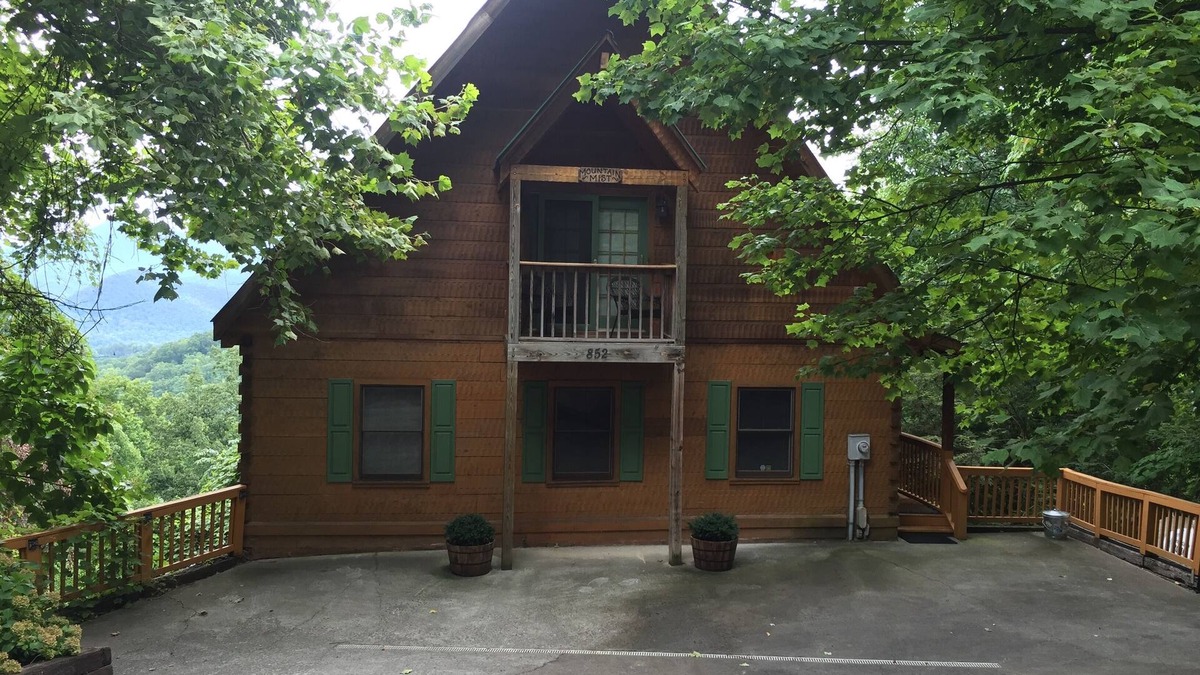 Chalet Village Cabin | Spectacular View! 3 Beds 3.5 Baths Minutes from Downtown/Park