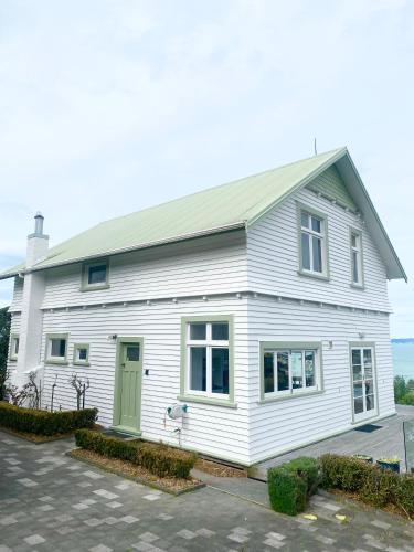 Bluff Hill Villa | Spectacular View atop Napier Hill - Space for all!