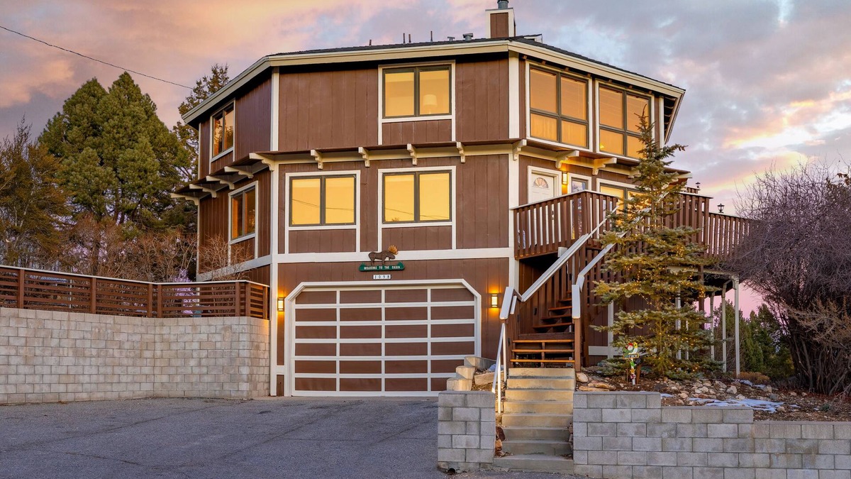 Whispering Forest House | Spectacular views-5- cars easily. pool table and brand new hot tub.
