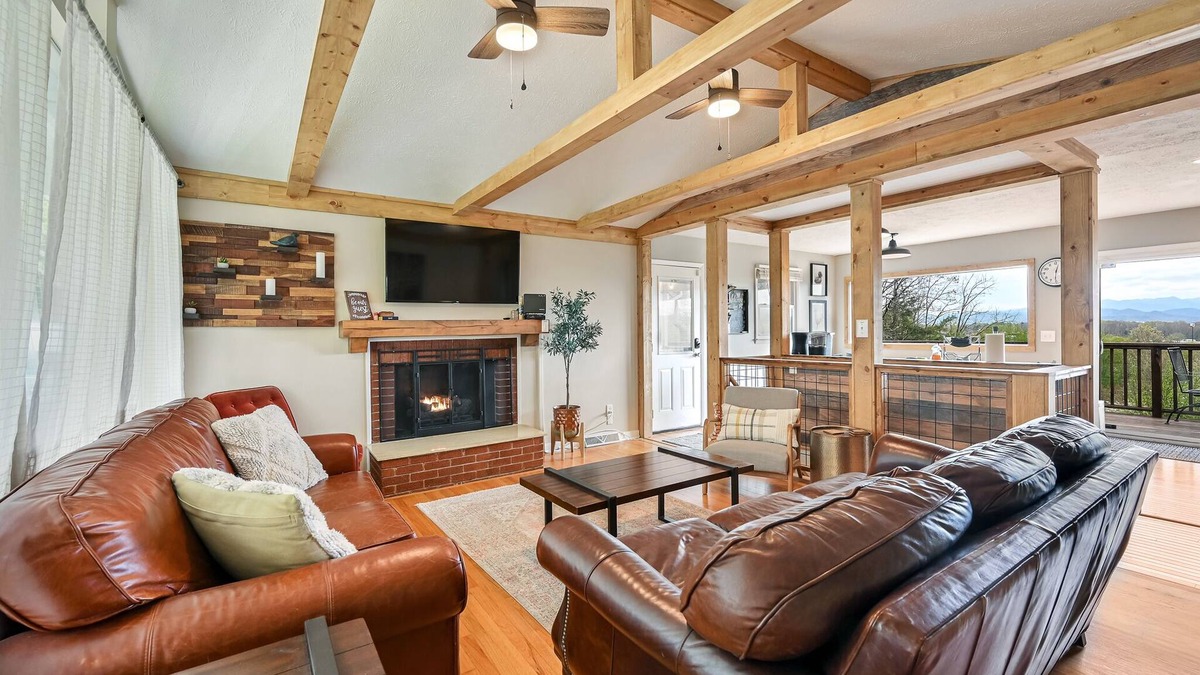 Skyland House | Spectacular Views! Hot Tub-10 mins from Dwntwn Asheville-Huge Fenced Yard!