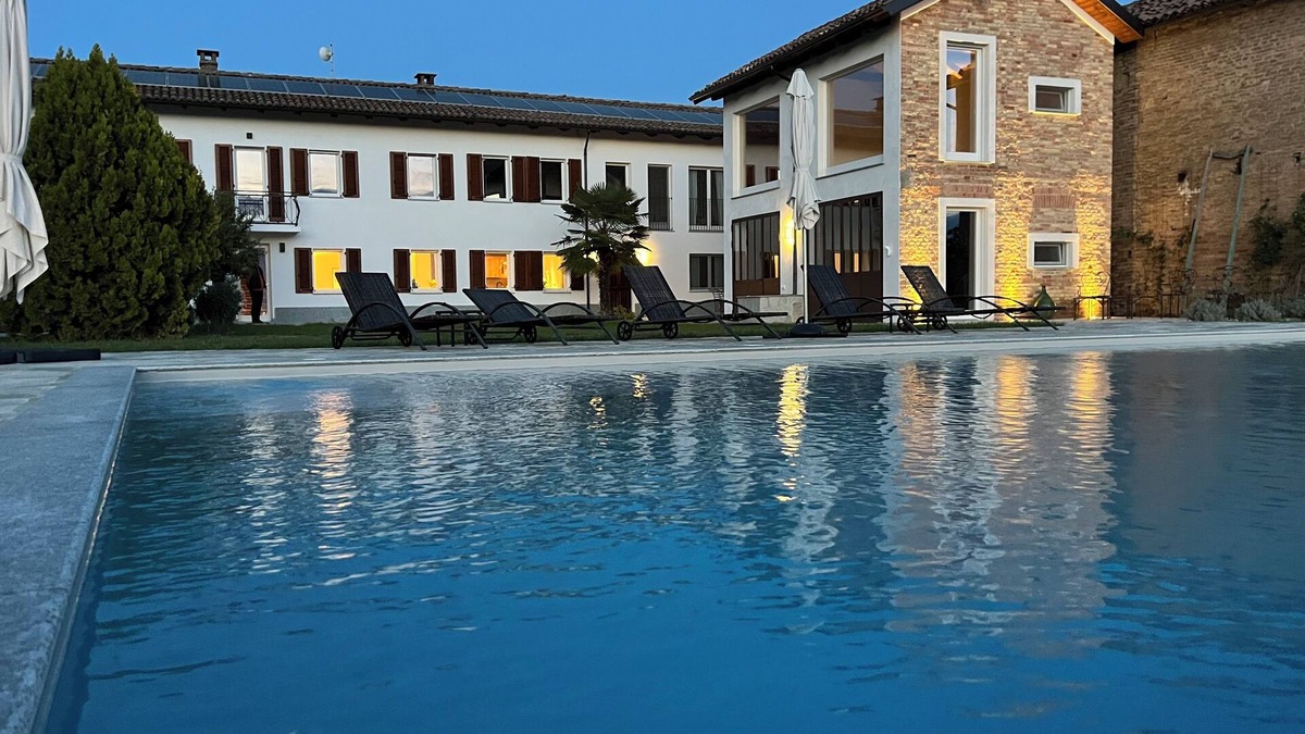 Costigliole d'Asti Villa | Spectacular views of UNESCO Castles, Langhe valley, French, Italian & Swiss alps