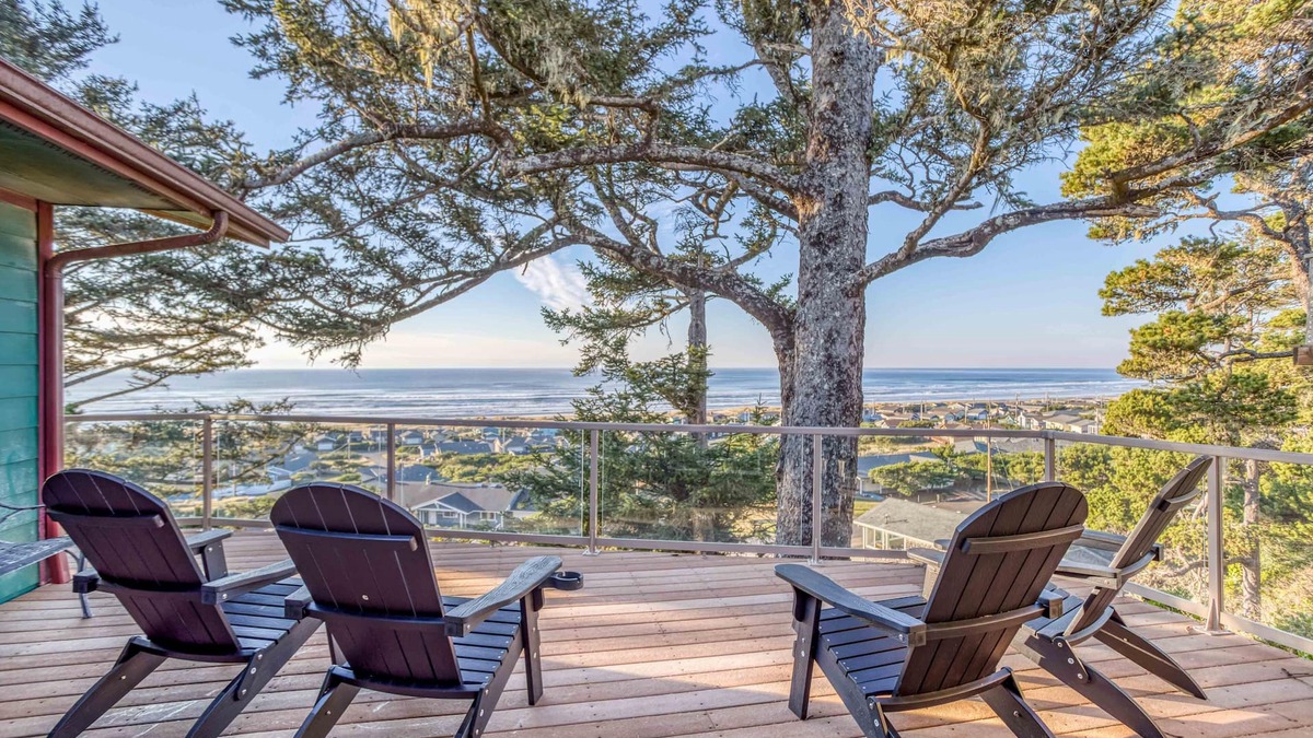 Bayshore House | Spectacular Views of Waldport Beach from This Artful Single-Level