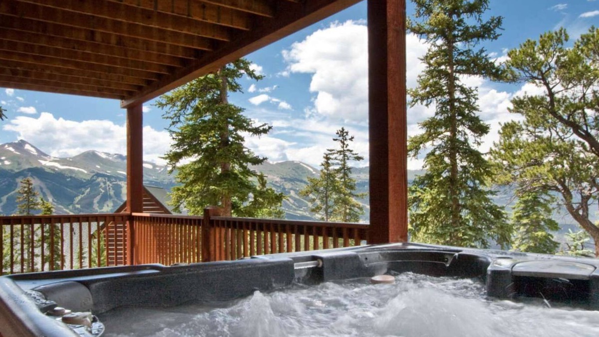 Woodmoor House | Spectacular Views, Skiing, Spacious Cozy Luxury, Hot tub, Fireplace