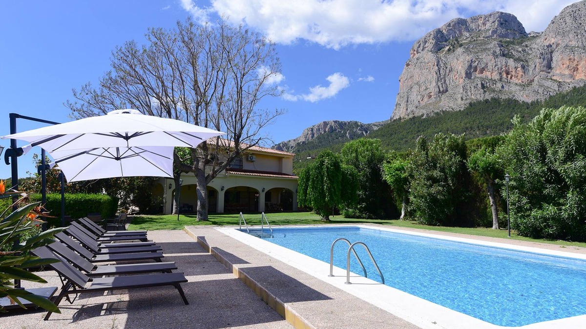 Polop House | Spectacular villa with Jacuzzi, in avocado estate, capacity for 19 people