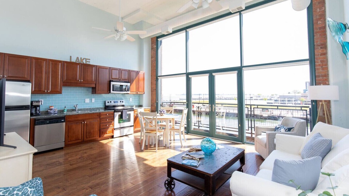 Sandusky Condo | Spectacular Waterfront Condo Retreat For 6 w/Cedar Point View!