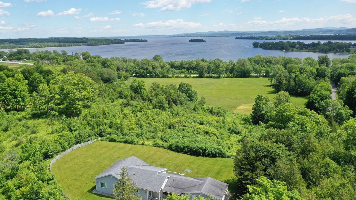 South Hero House | SPECTACULARLY SCENIC ISLAND ESTATE WITH HOTEL AMENITIES