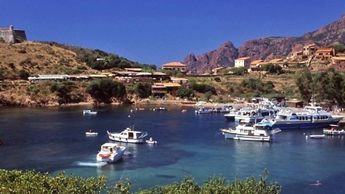 Osani Apartment | Spend exceptional holidays in a protected village , by the sea