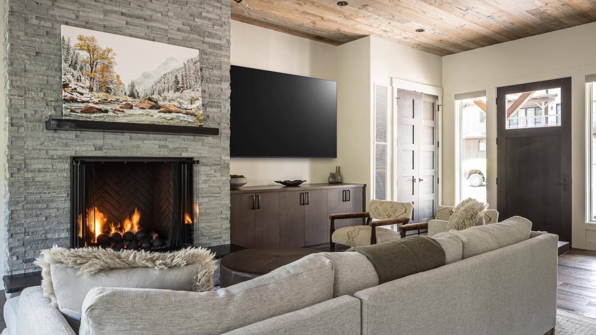 Spanish Peaks Cabin | Spend the Holidays in Big Sky! Luxury Ski-in/Ski-out Spanish Peaks Cabin with Hot Tub! Fireplace!