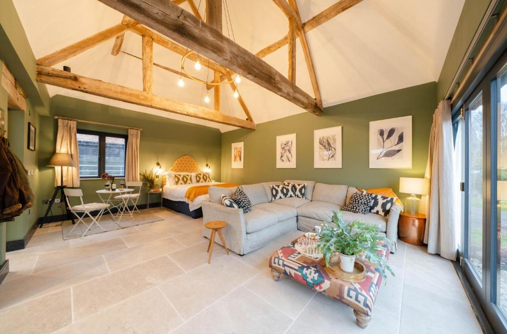 Abbots Salford House | Spinney - a unique open plan barn, with private garden