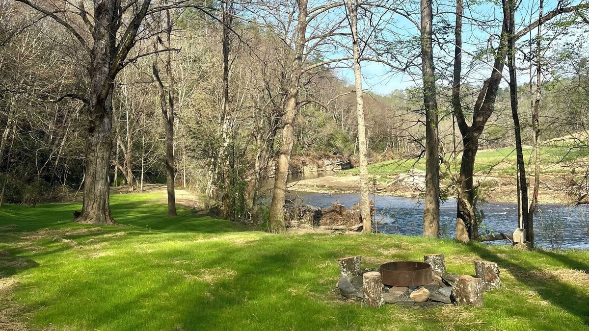 Spruce Pine Cabin | Spirit of the River, Direct River Access, Fire Pit, Fish, Swim, Grill, WiFi!