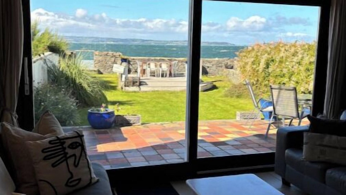 Bangor Cottage | Splash Cottage Beach house with sea touching back garden