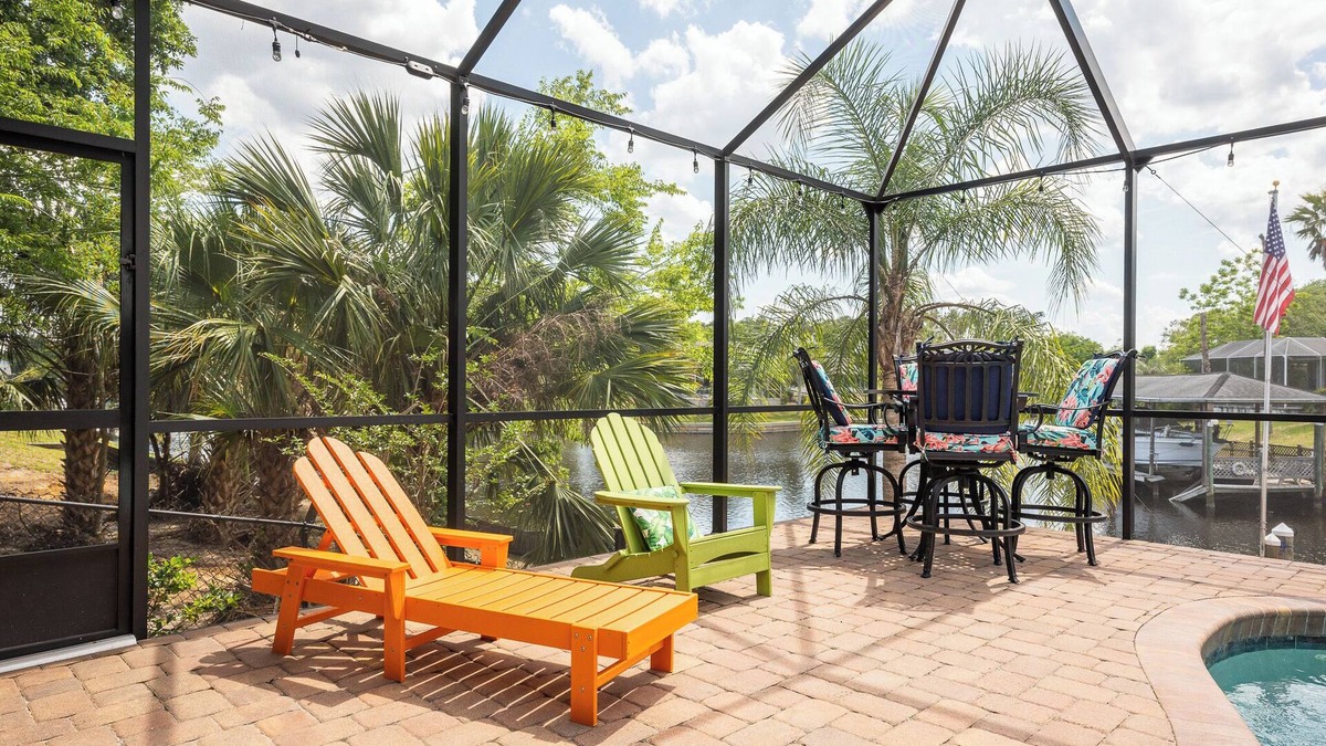 Palm Harbor Cottage | Splashing Dolphins