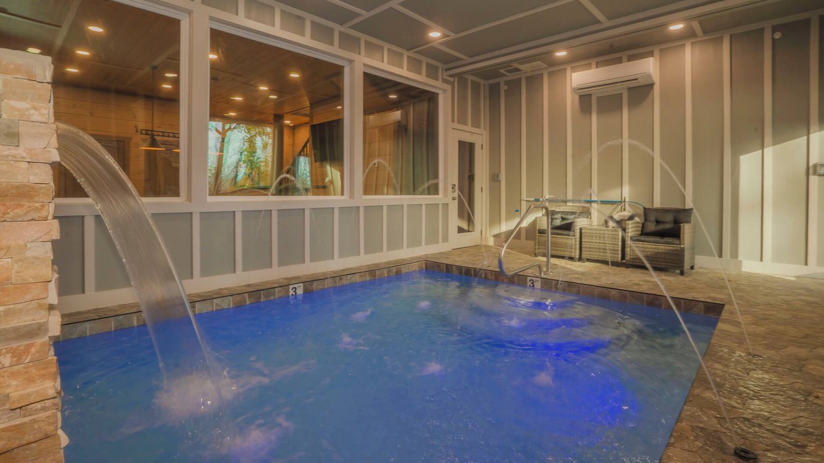Gatlinburg - Pigeon Forge Cabin | SplashMtnLodge: POOL, Mtn Views, Theater, Games, Hot Tub, Wifi, LARGE GROUPS!
